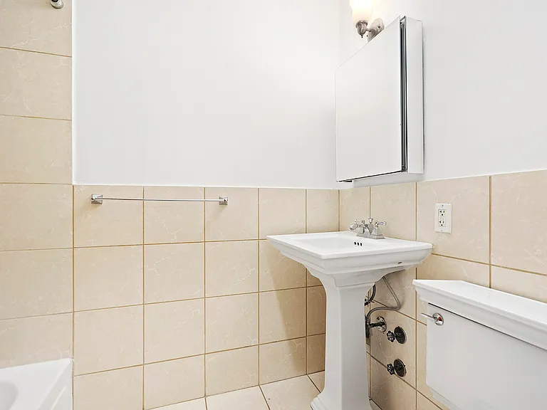 1677 8th Ave #2R — Photo 4