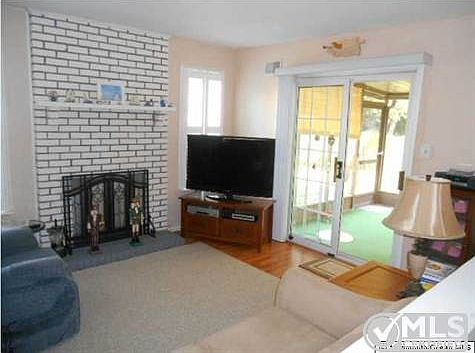 5th image of 410 Cherbourg St