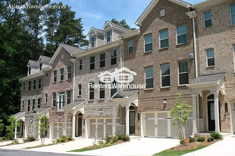 Absolutely stunning townhome in Gated Swim Community in Brookhaven — Photo 4