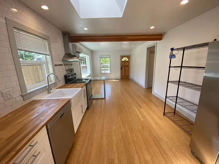 3 Bedroom 2 bath home Whiteaker home near parks — Photo 10