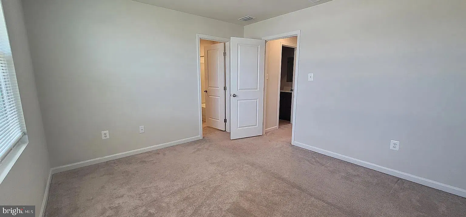 4 bed, 2.5 bath, 3200 sqft, $1,799 — Photo 4