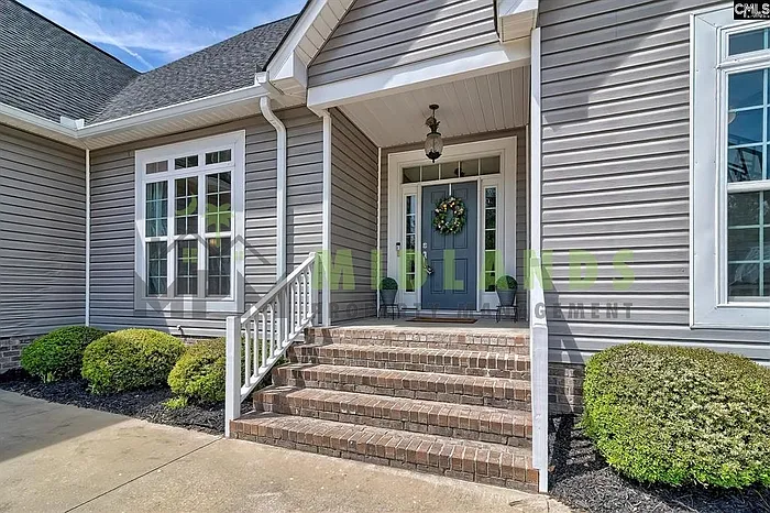 5 bed, 3.0 bath, 3800 sqft, $2,800 — Photo 2
