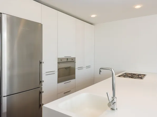 5-19 Borden Avenue image 1 of 9