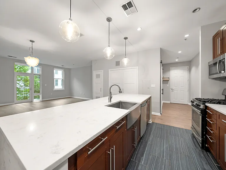 1100 Adams St #412 — Photo 2