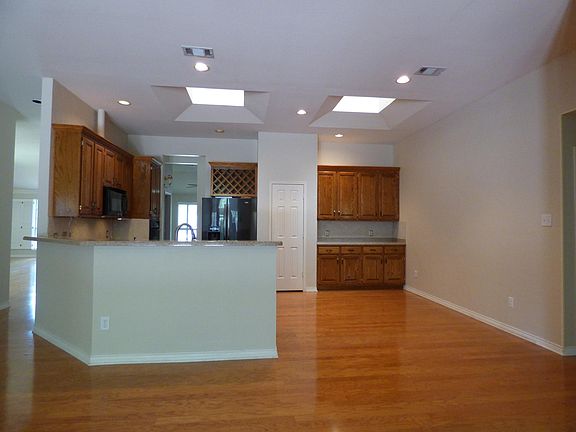 3rd image of 2402 Crockett Ct