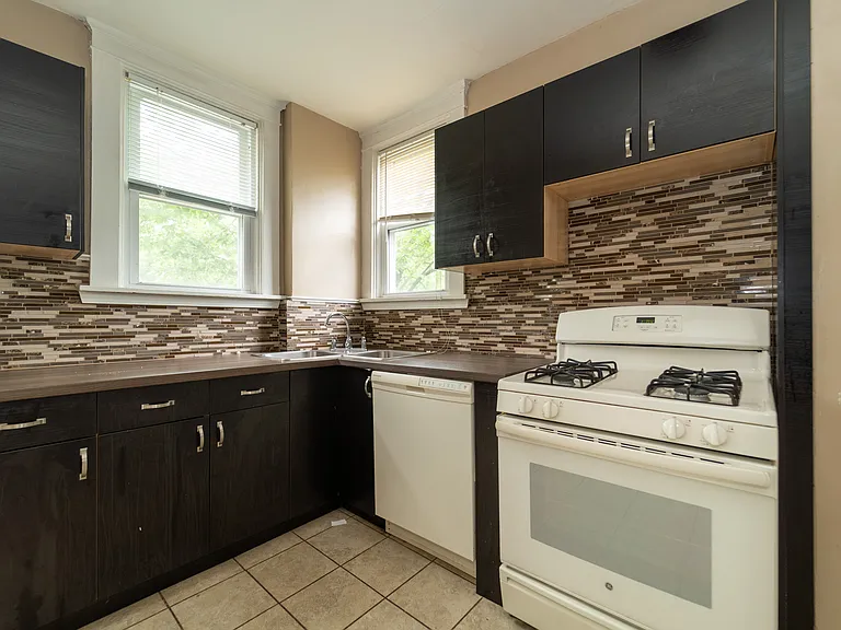 375 Gross St — Photo 2