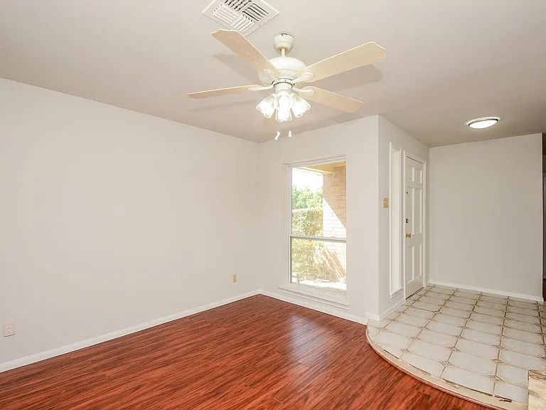 7222 Pella Dr — Photo 3