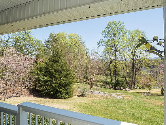 5th image of 74 Belle Crest Ln