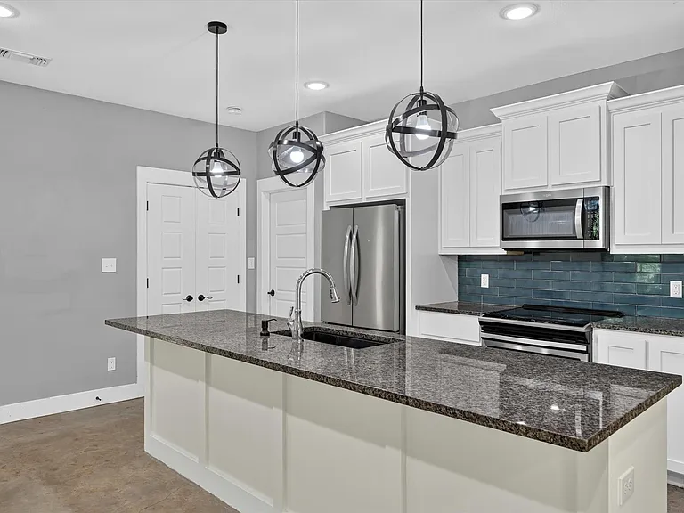 707 E Woodard St — Photo 4