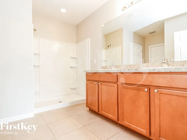710 SW 12th St — Photo 10