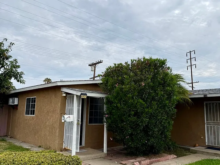 4901 Frink Ave — Photo 1