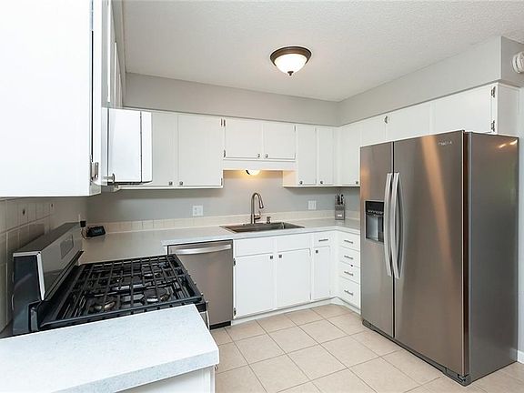 2nd image of 705 10th Ave NW