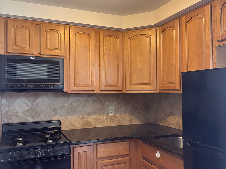 208 E Maple Ave #2 — Photo 2