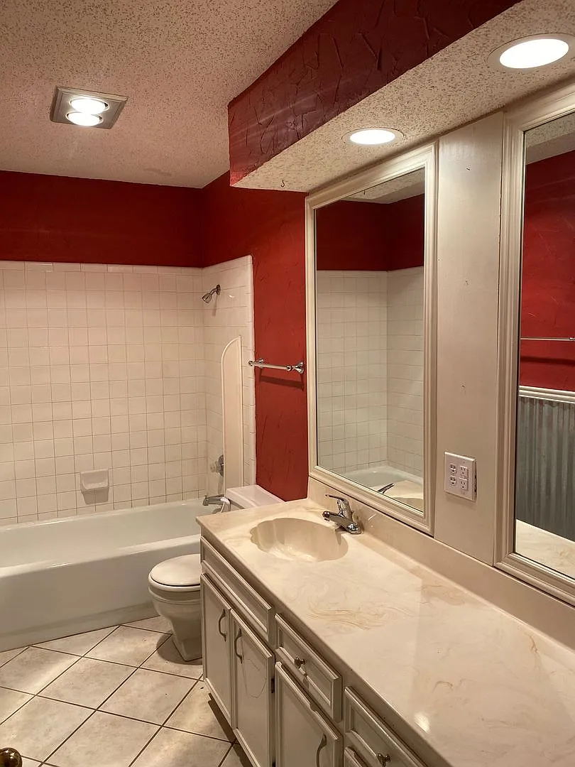 Cozy 3/2/2 Brick Home! Available September!! — Photo 4