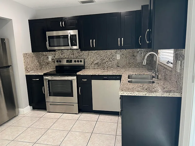 13671 Yarmouth Ct — Photo 5