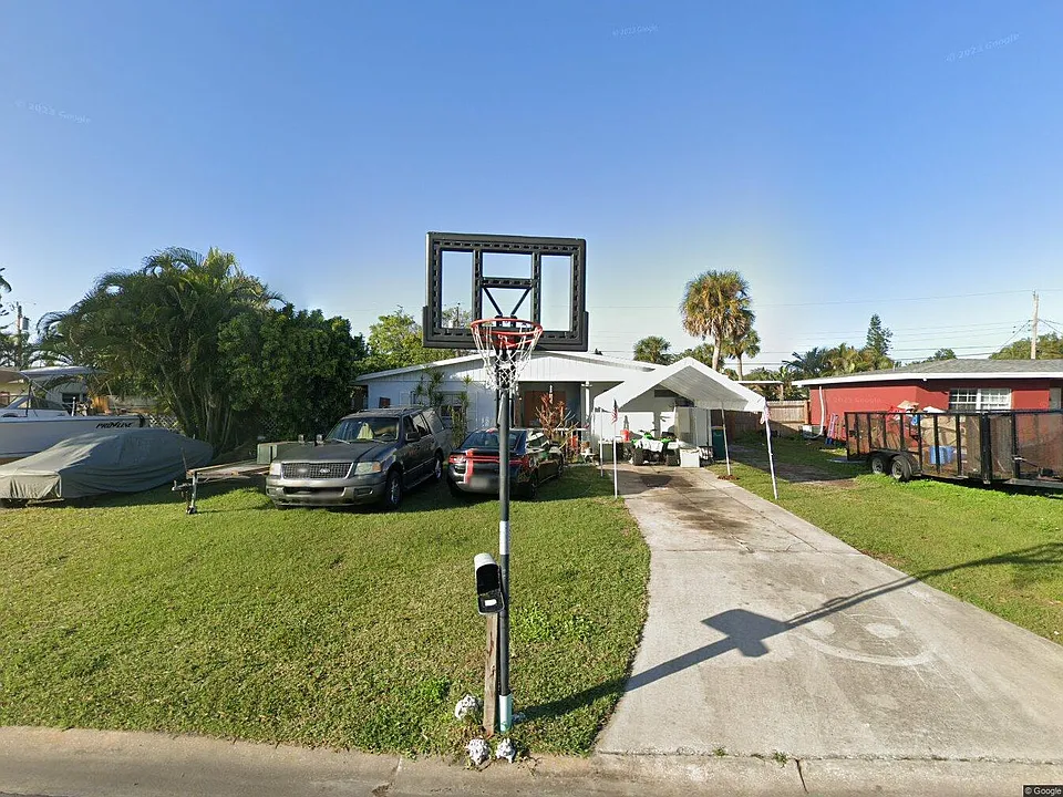 Nancie Ave