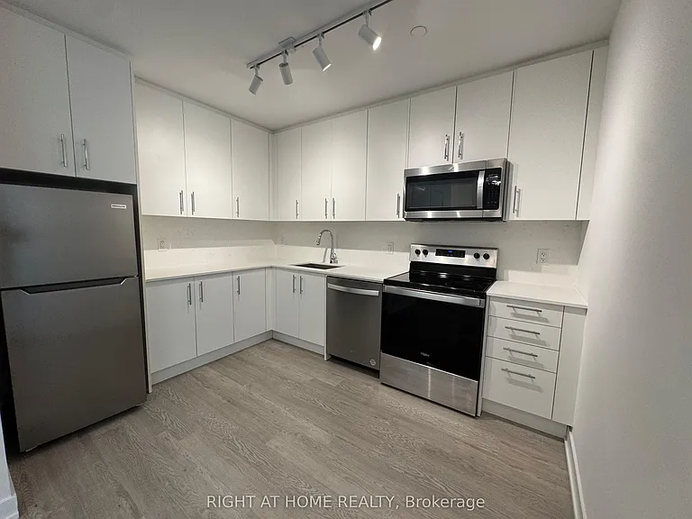 3 Strathgowan Ave #202 — Photo 6