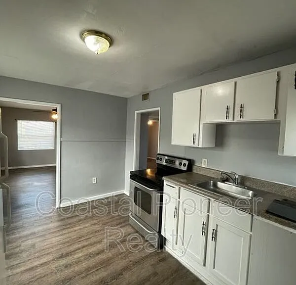 1227 Fargo St S #1 — Photo 2