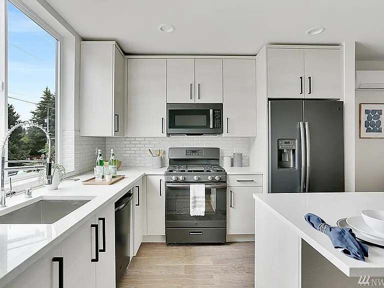 5447 Fauntleroy Way SW #A — Photo 5