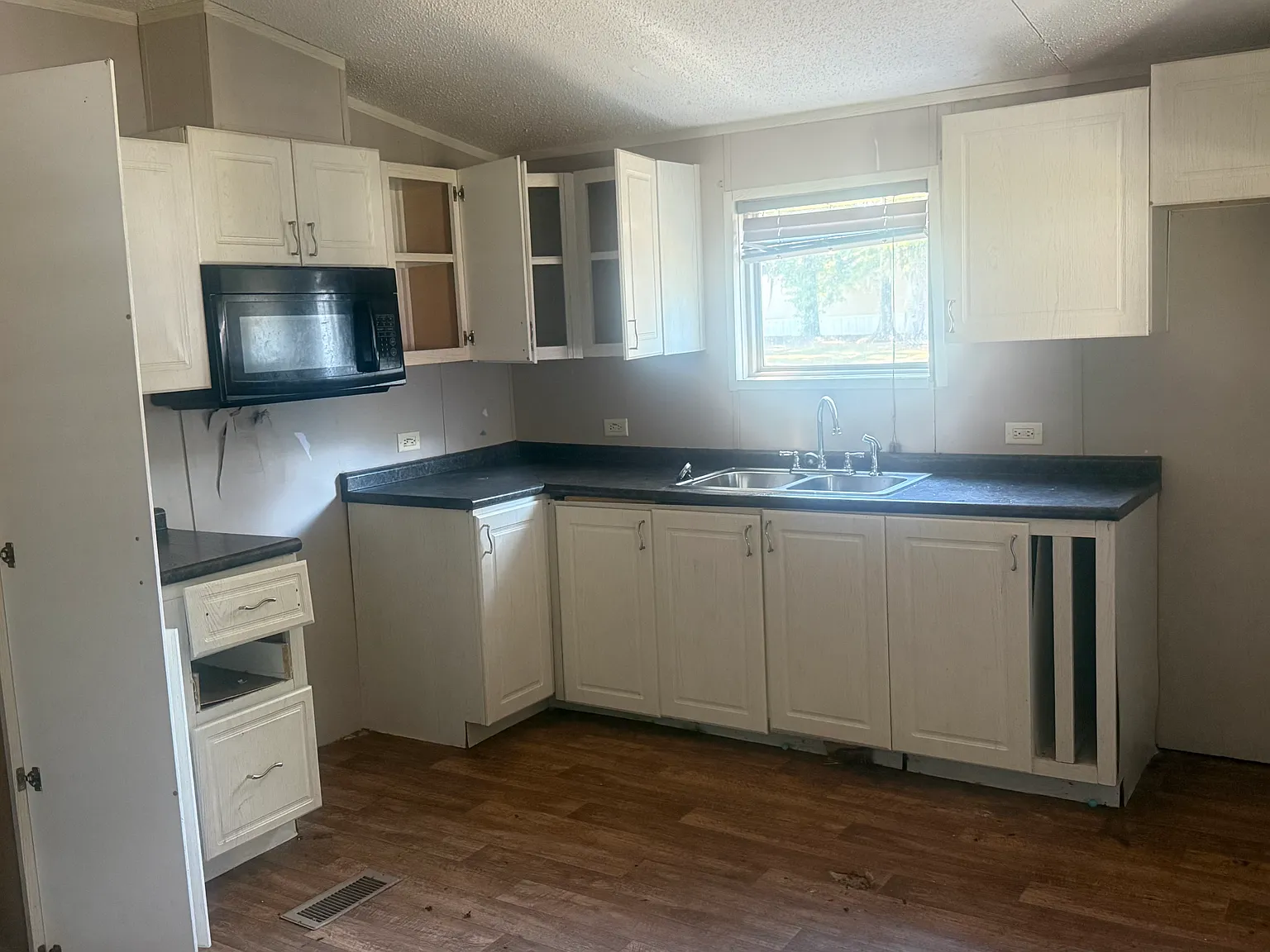 3 bed, 940 sqft, $985 — Photo 2