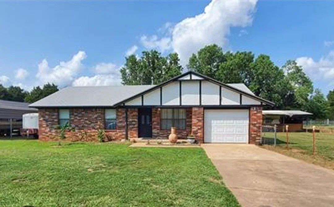 3 bed, 1.5 bath, 1306 sqft, $1,500 — Photo 1