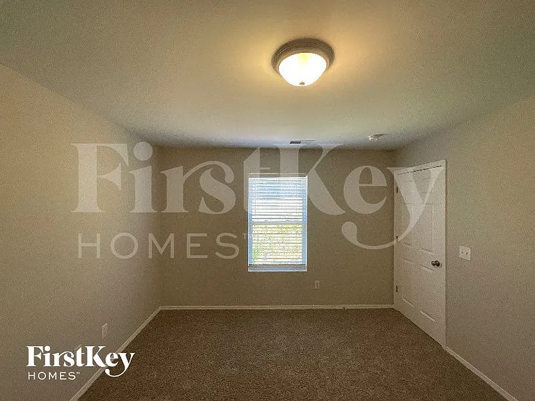 520 Martha Ct — Photo 6
