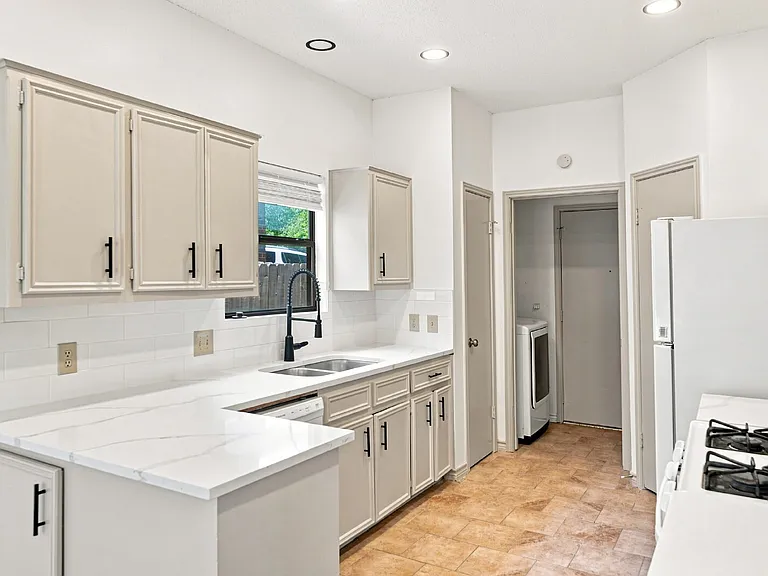 2207 Lancaster Gate Cv — Photo 35