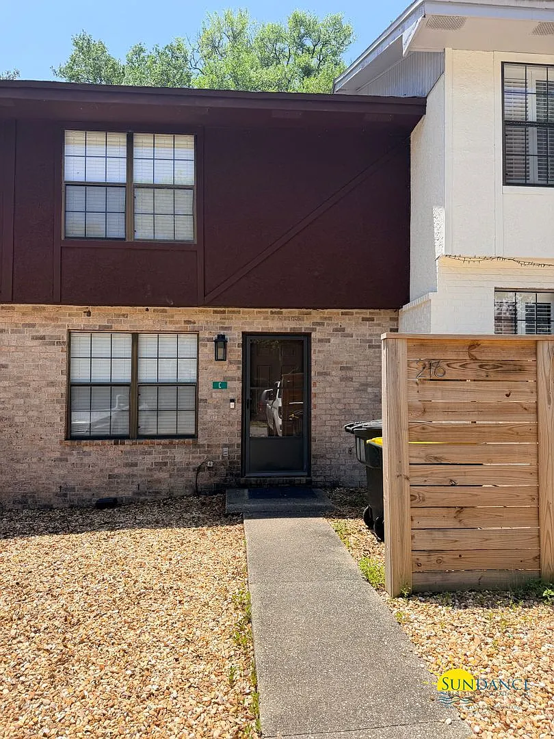 Fully Furnished Two-Story Townhouse in Fort Walton Beach! — Photo 1