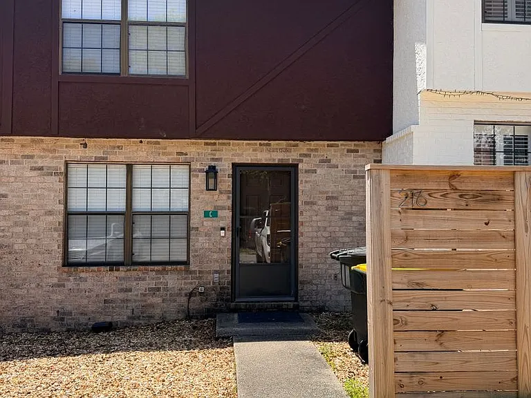 216 1st St SE #C — Photo 1