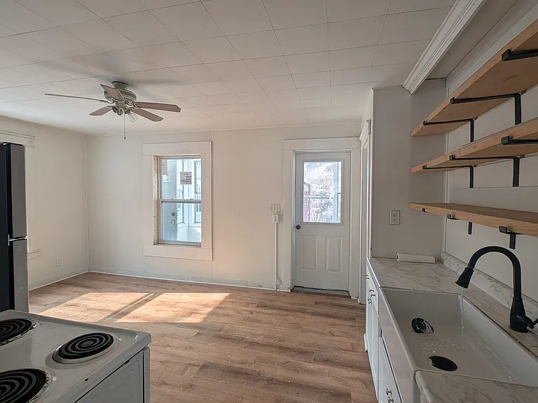 416 Burgess St — Photo 5
