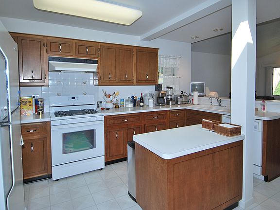 2nd image of 943 S Hawthorne Ave