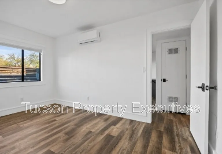 824 E 10th St #D — Photo 16