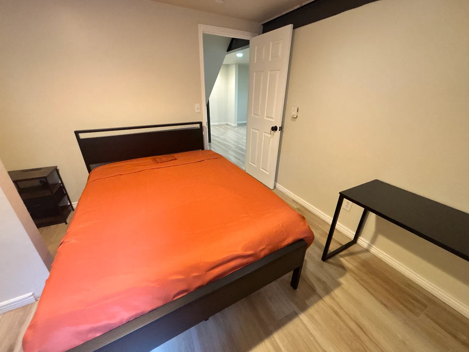 5 bed, 110 sqft, $899 — Photo 1