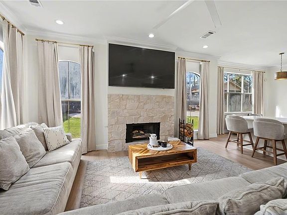 3rd image of 204 Hidden Springs Ln