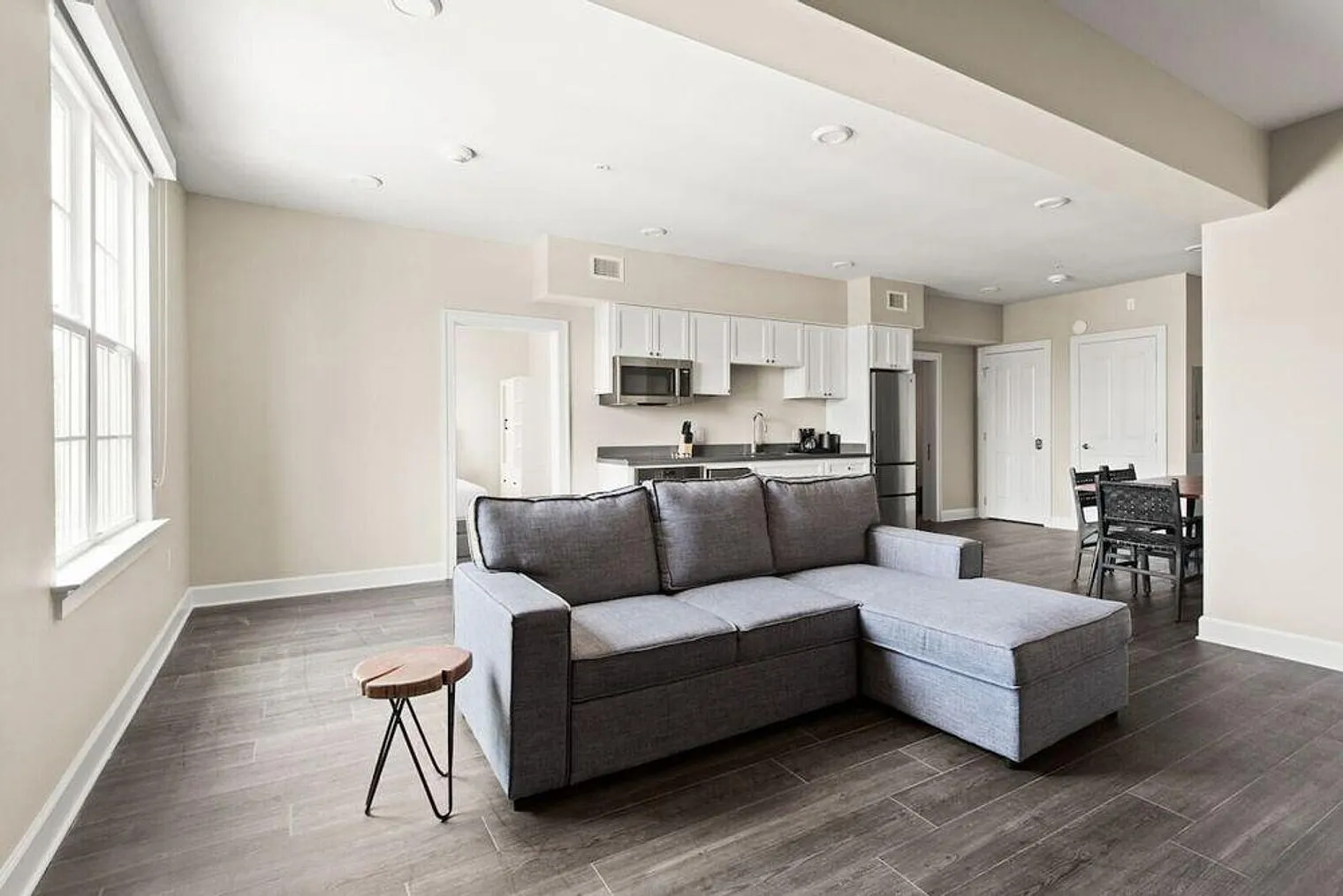 2 bed, 2.0 bath, 624 sqft, $8,815 — Photo 2