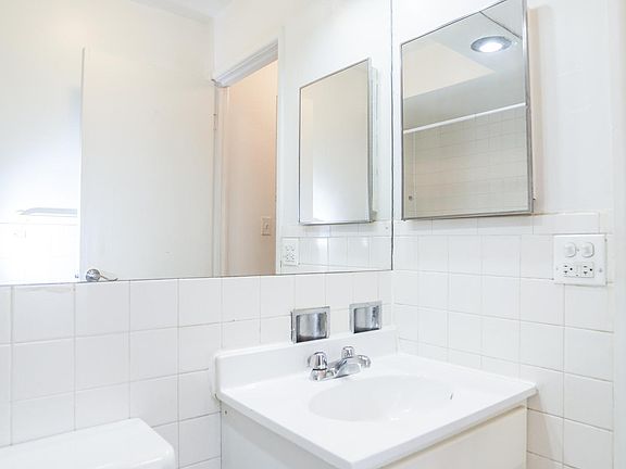4th image of 738 W Buena Ave #210