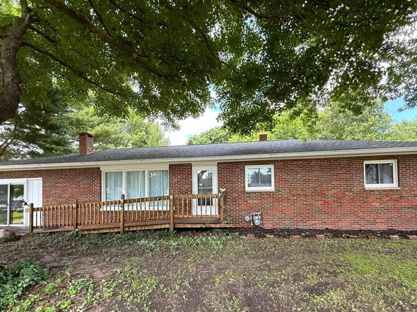 101 Lynn St, Victoria, IL 61485