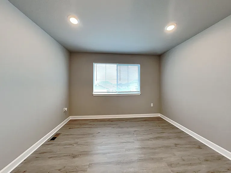 214 SW Marigold St — Photo 9