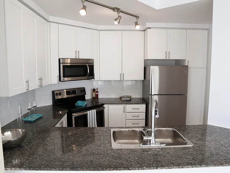 925 Bay St — Photo 11