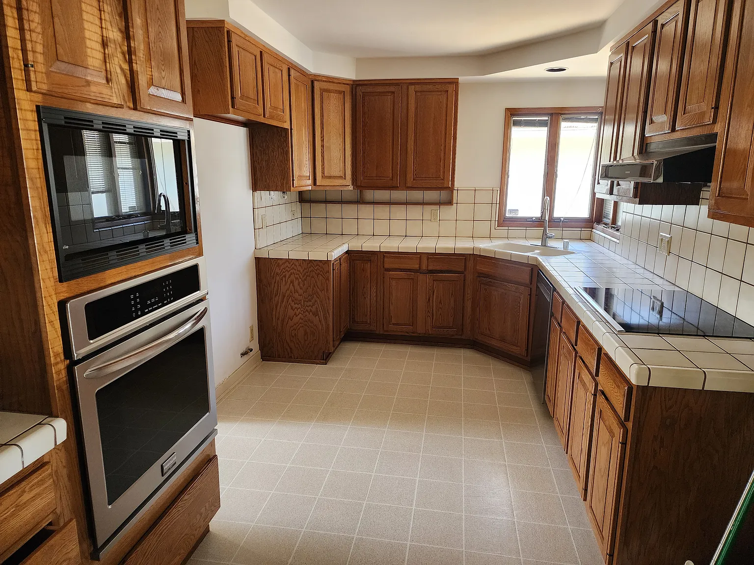 3 bed, 2242 sqft, $8,000 — Photo 3