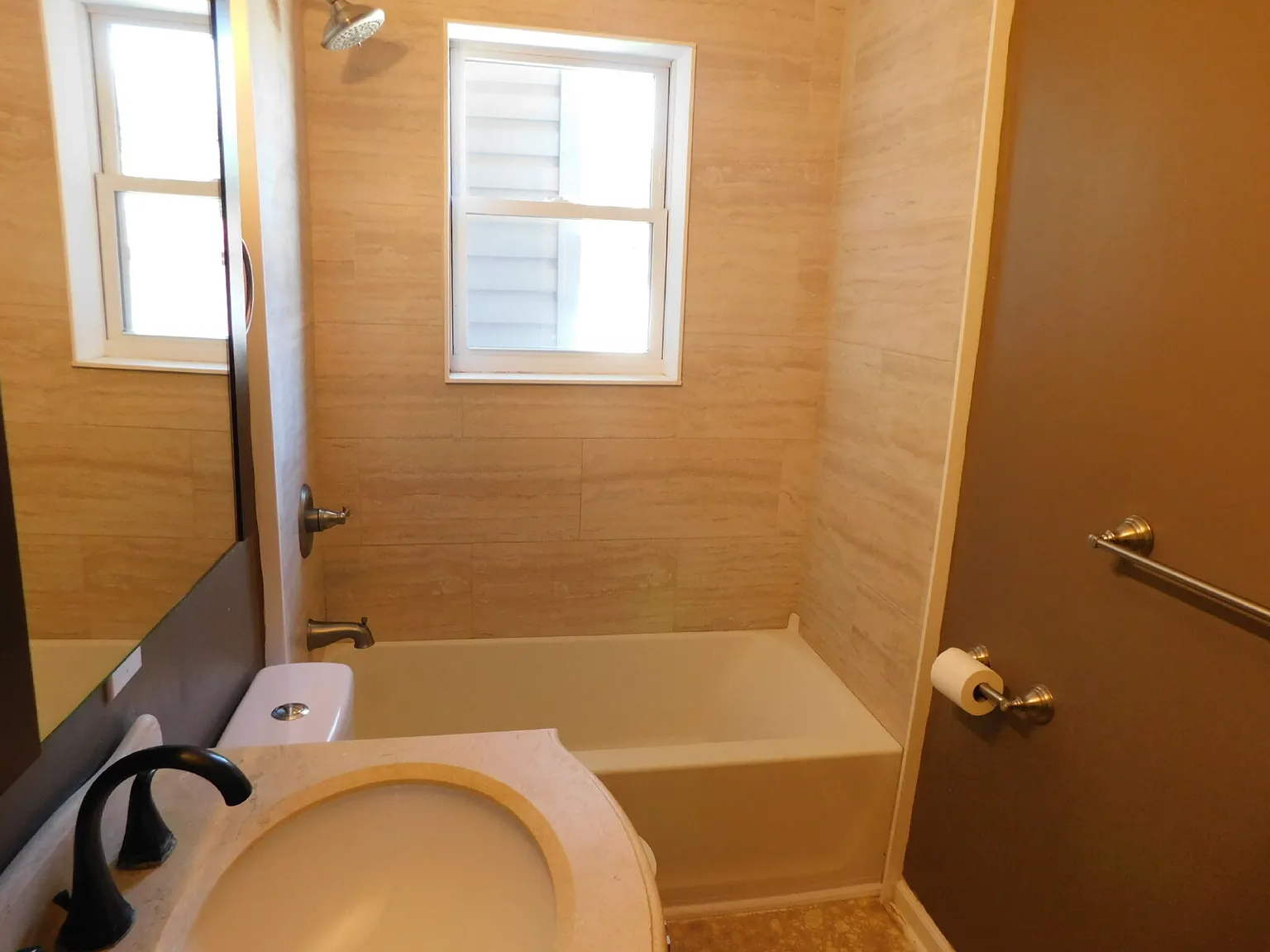 2 bed, 1.0 bath, 1000 sqft, $1,525 — Photo 2