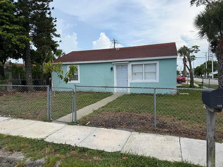 442 Winters St — Photo 3