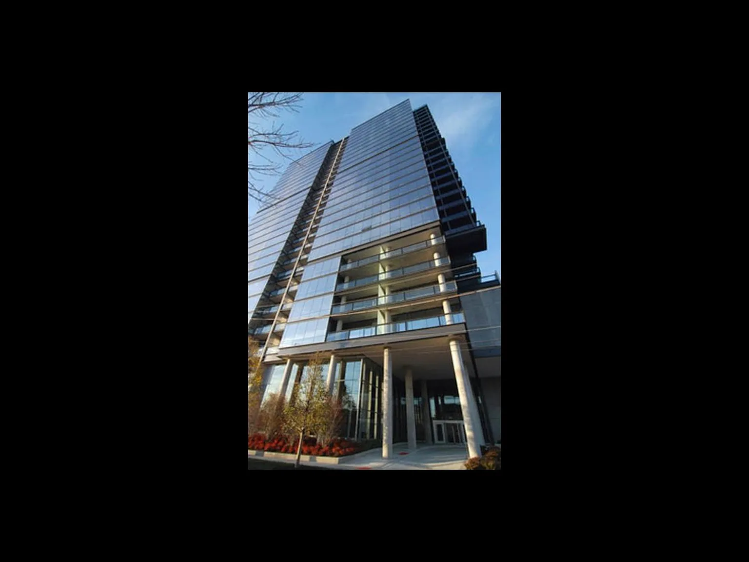 860 W Blackhawk St — Photo 4