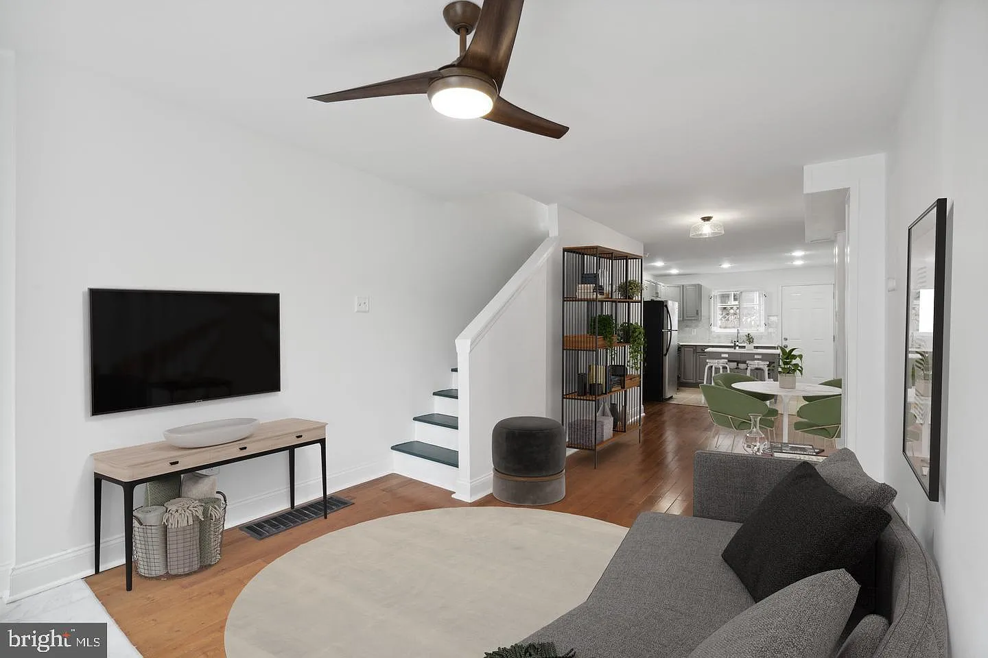 2 bed, 864 sqft, $1,945 — Photo 1
