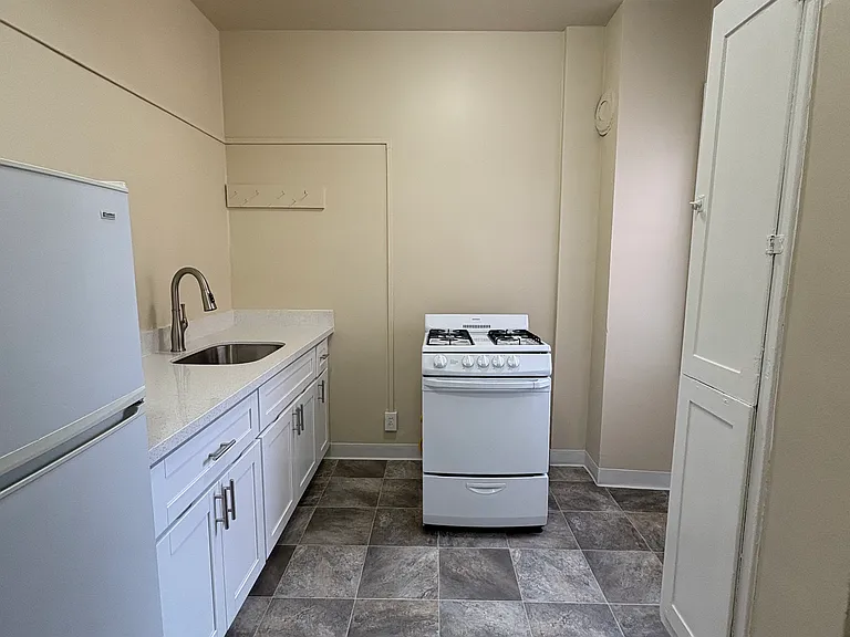 Lenox Apartments — Photo 6