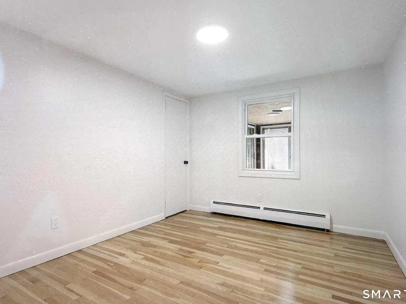 3 bed, 1.0 bath, 1100 sqft, $2,400 — Photo 4