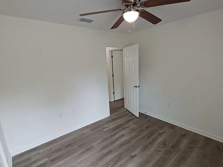 614 Hannah St — Photo 17