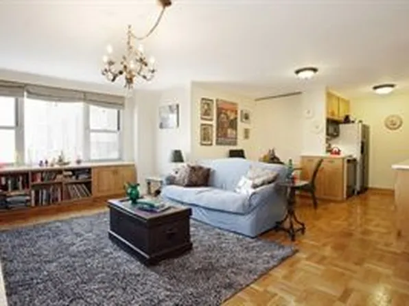 77 Seventh Avenue image 1 of 8