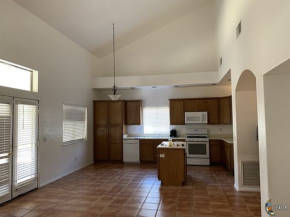 4th image of 998 Jacaranda Dr