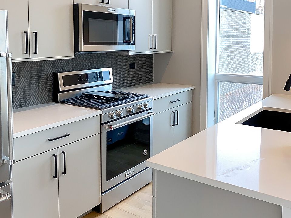 1st image of 1051 W Cornelia Ave #303